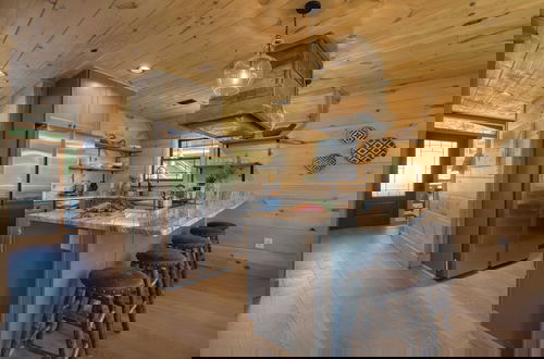 Foto 45 - Birch Lodge by Avantstay Indoor Pool, Theater, Game Room & Stunning Views!