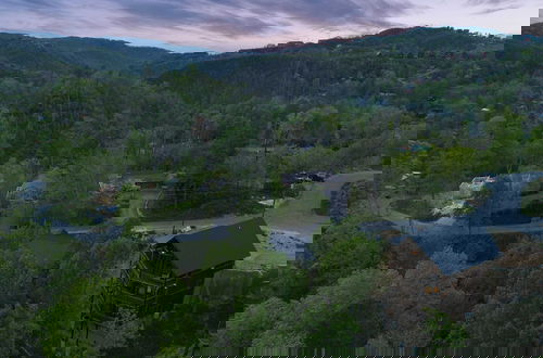 Foto 62 - Birch Lodge by Avantstay Indoor Pool, Theater, Game Room & Stunning Views!