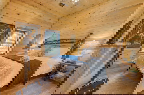 Foto 44 - Birch Lodge by Avantstay Indoor Pool, Theater, Game Room & Stunning Views!