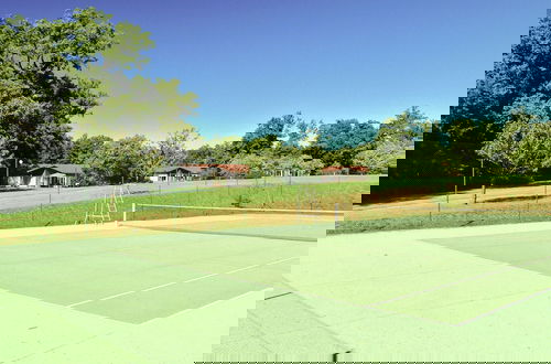 Foto 16 - Luxury Villa With Heated Pool and Tennis Court