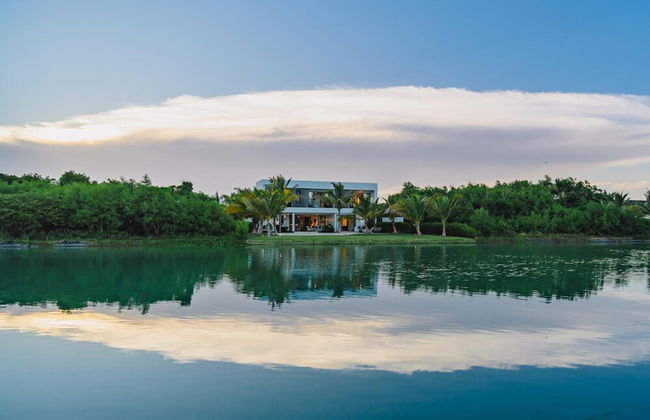 New Lake Front Villa in Golf and Beach Resort - Foto 1