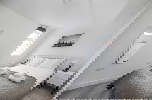 Foto 1 - Modern Semi-Studio Flat in London