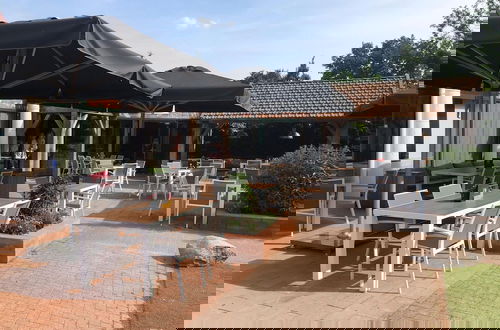 Foto 26 - Restyled Villa With 5 Bathrooms, Located in a Green Area