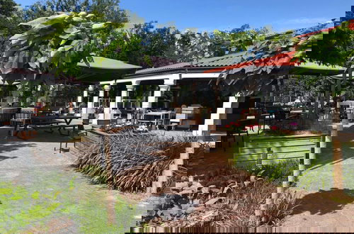 Foto 23 - Restyled Villa With 5 Bathrooms, Located in a Green Area