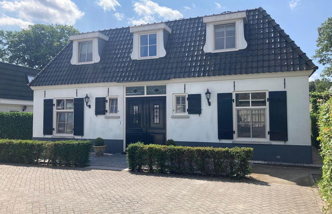 Great Holiday Home at the Efteling with Heated Swimming Pool & Hot Tub - Photo 1