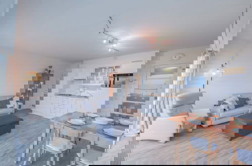 Foto 4 - Restful Apartment With Balcony, sea Views