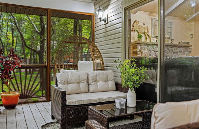 Frolic on Fern by Avantstay Enclosed Deck w/ Forest Views, Bar - Foto 9