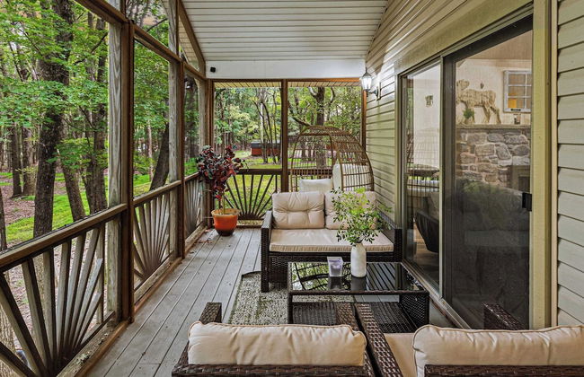 Frolic on Fern by Avantstay Enclosed Deck w/ Forest Views, Bar - Foto 41