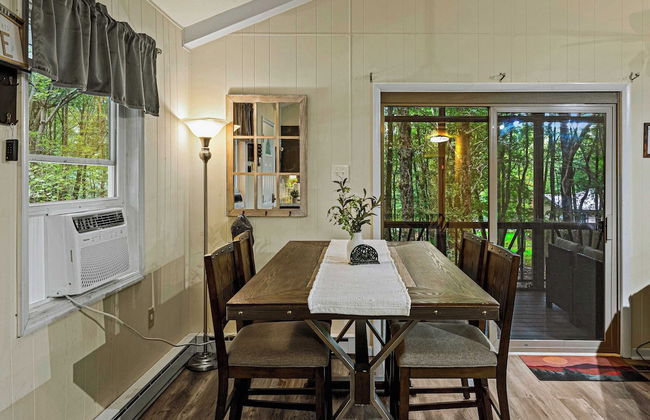 Frolic on Fern by Avantstay Enclosed Deck w/ Forest Views, Bar - Foto 1