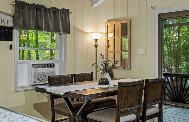 Frolic on Fern by Avantstay Enclosed Deck w/ Forest Views, Bar - Foto 7