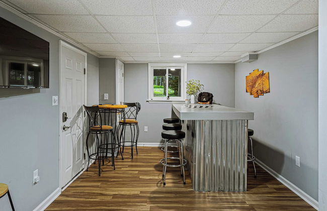 Frolic on Fern by Avantstay Enclosed Deck w/ Forest Views, Bar - Foto 20