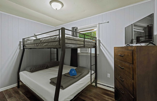 Frolic on Fern by Avantstay Enclosed Deck w/ Forest Views, Bar - Foto 18