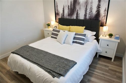 Photo 4 - Gorgeous Modern 2BD Condo Heart of Wpg Location