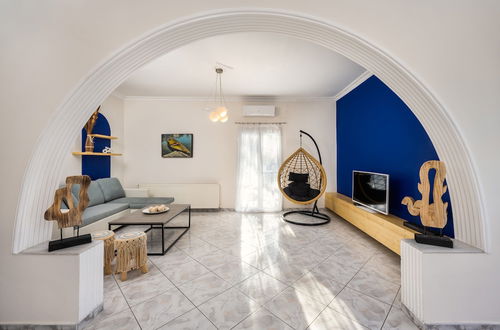 Photo 10 - Modern 2 bed Apartment in Downtown of Fira