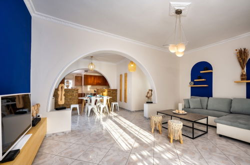 Photo 11 - Modern 2 bed Apartment in Downtown of Fira