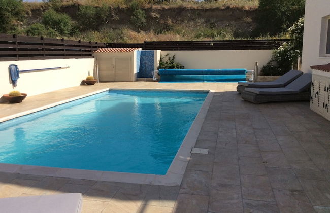 Idyllic 3 Bed Villa With Stunning Views - Photo 1
