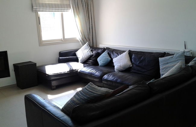 Idyllic 3 Bed Villa With Stunning Views - Photo 6