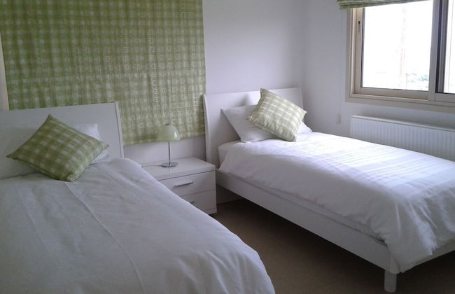 Idyllic 3 Bed Villa With Stunning Views - Photo 2