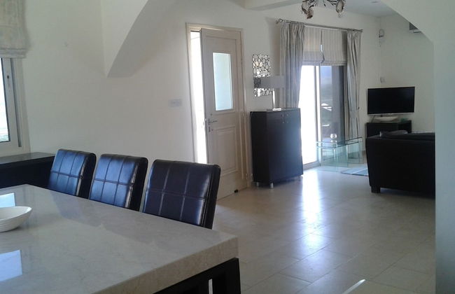 Idyllic 3 Bed Villa With Stunning Views - Photo 12