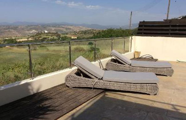 Idyllic 3 Bed Villa With Stunning Views - Photo 20