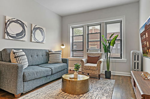 Photo 10 - 2BR Lively & Chic Home in Rogers Park