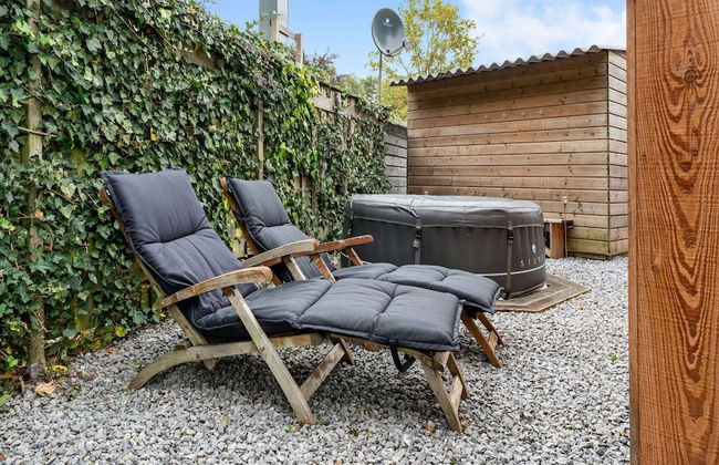 Fantastic Chalet Near Open Waterways, hot tub - Foto 33