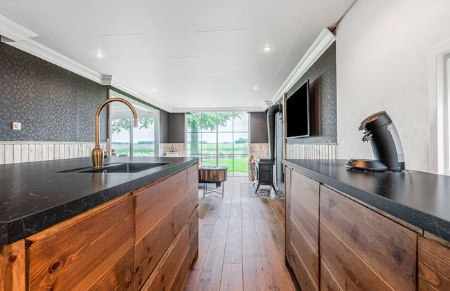 Fantastic Chalet Near Open Waterways, hot tub - Foto 13