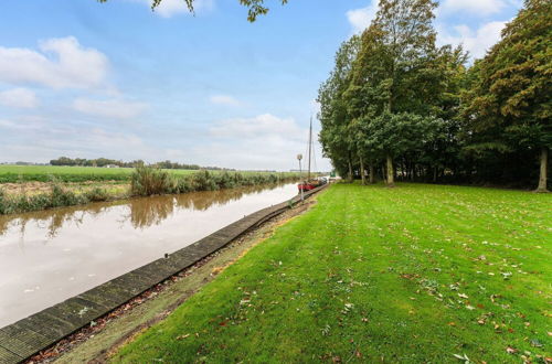 Photo 32 - Fantastic Chalet Near Open Waterways, hot tub