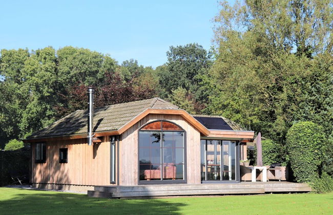Fantastic Chalet Near Open Waterways, hot tub - Foto 1