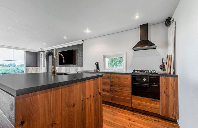 Fantastic Chalet Near Open Waterways, hot tub - Foto 11