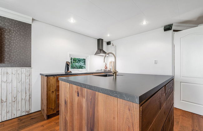 Fantastic Chalet Near Open Waterways, hot tub - Foto 10