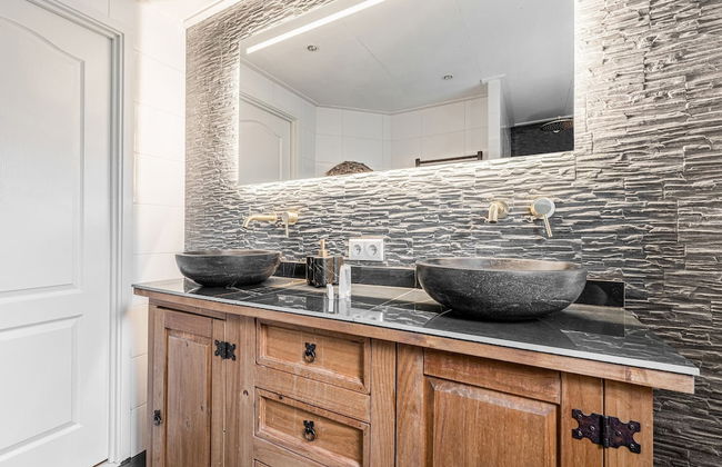 Fantastic Chalet Near Open Waterways, hot tub - Foto 22