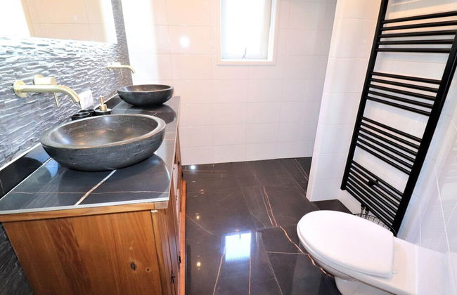 Fantastic Chalet Near Open Waterways, hot tub - Foto 19