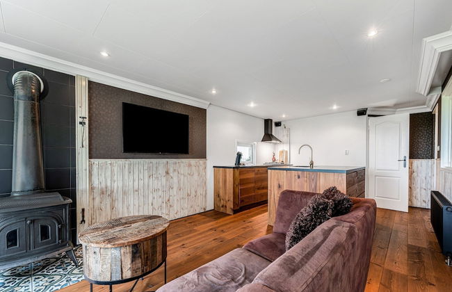 Fantastic Chalet Near Open Waterways, hot tub - Foto 15