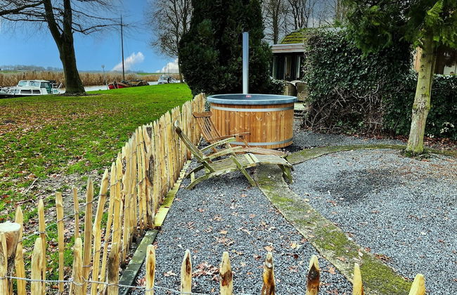 Fantastic Chalet Near Open Waterways, hot tub - Foto 35