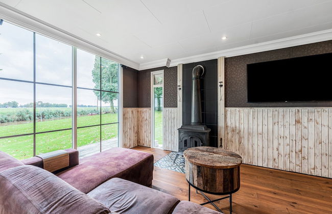 Fantastic Chalet Near Open Waterways, hot tub - Foto 17