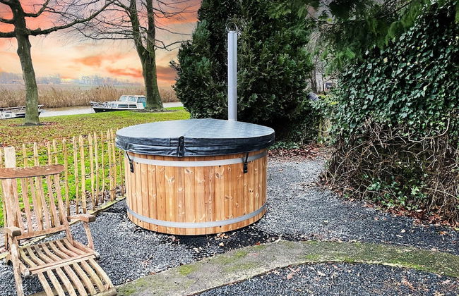 Fantastic Chalet Near Open Waterways, hot tub - Foto 25