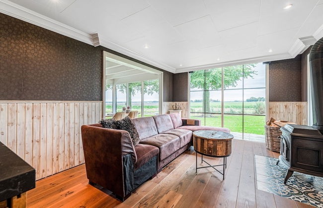 Fantastic Chalet Near Open Waterways, hot tub - Foto 16