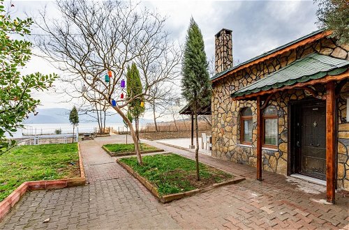 Photo 2 - Charming Villa on the Shore of Sapanca Lake