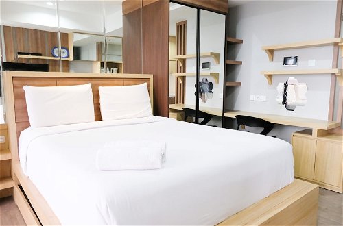 Photo 10 - Best Deal And Smart Living Studio At Grand Sungkono Lagoon Apartment