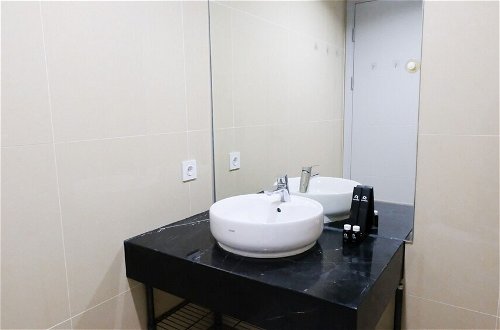 Foto 18 - Best Deal And Smart Living Studio At Grand Sungkono Lagoon Apartment