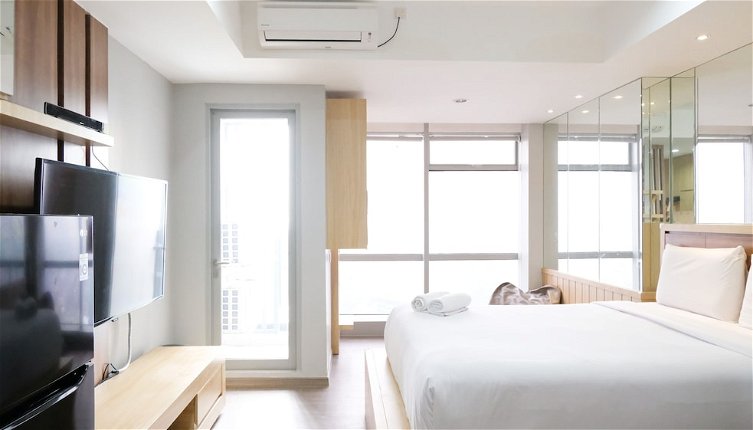 Foto 1 - Best Deal And Smart Living Studio At Grand Sungkono Lagoon Apartment