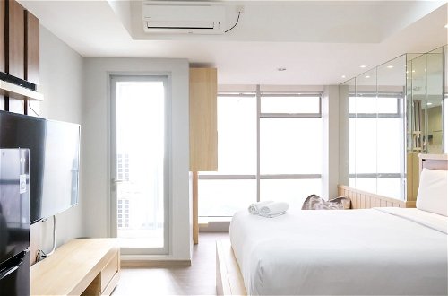 Foto 1 - Best Deal And Smart Living Studio At Grand Sungkono Lagoon Apartment