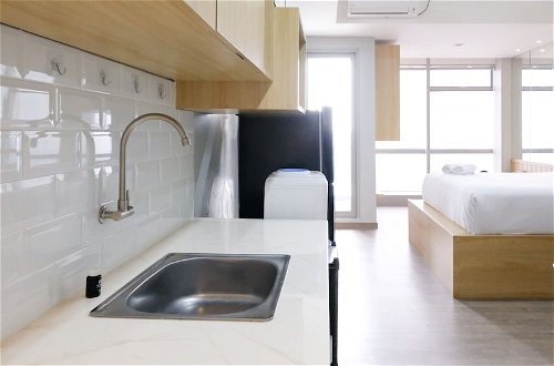 Foto 12 - Best Deal And Smart Living Studio At Grand Sungkono Lagoon Apartment
