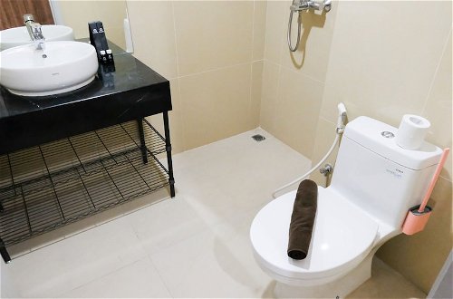 Foto 19 - Best Deal And Smart Living Studio At Grand Sungkono Lagoon Apartment