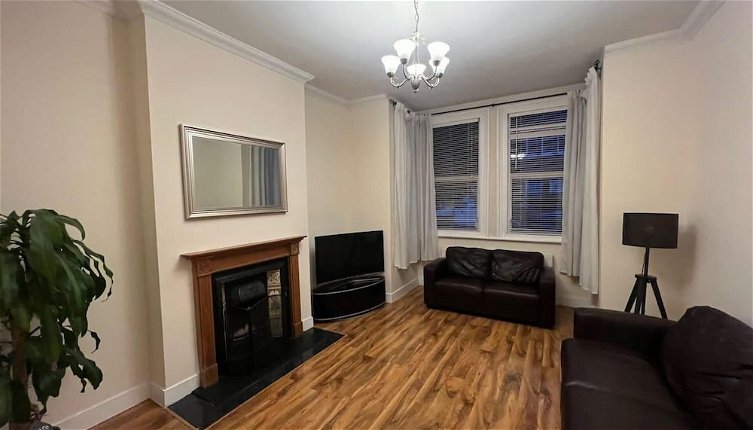 Photo 1 - Charming 1-bed Apartment in West London