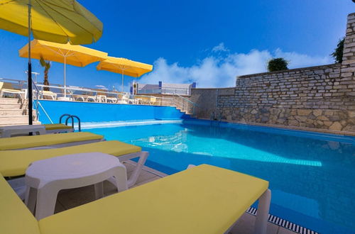 Photo 5 - Cozy Room With Shared Pool Near Gumbet Beach