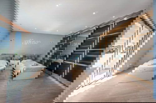 Foto 5 - Stunnig 5 Bedroom Private Pool Villa With Cinema Room
