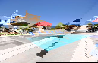 Foto 1 - Stunnig 5 Bedroom Private Pool Villa With Cinema Room