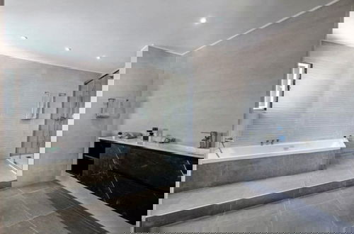 Foto 16 - Stunnig 5 Bedroom Private Pool Villa With Cinema Room